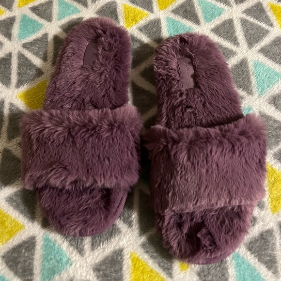 Fuzzy PINK slide on slippers - Picture 1 of 3